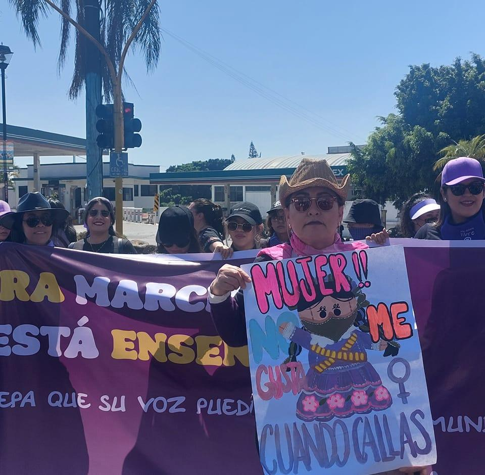 Un grupo de personas posando para una foto Descripción generada automáticamente