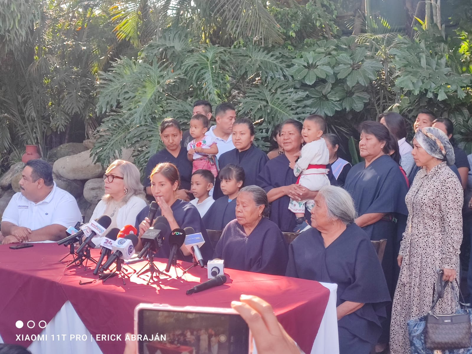 Un grupo de personas sentadas alrededor de una mesa Descripción generada automáticamente