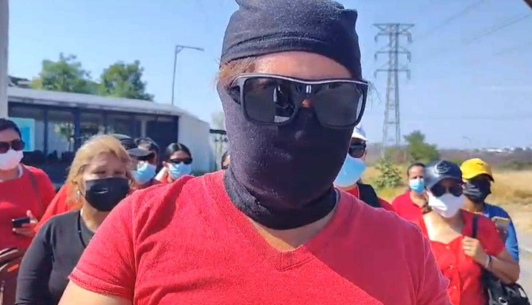 Un hombre con gorra y lentes oscuros Descripción generada automáticamente