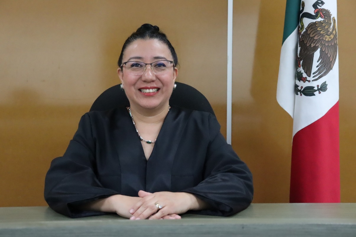 Un joven sentado en una silla Descripción generada automáticamente con confianza media