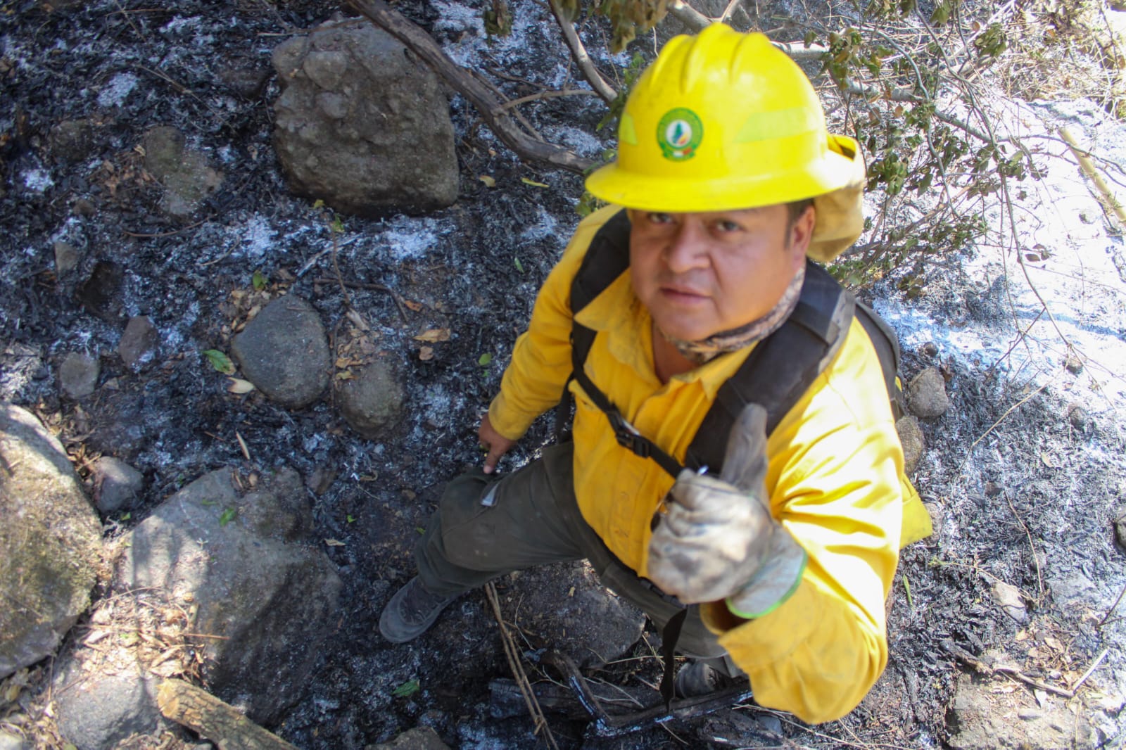 Una persona con casco en una roca Descripción generada automáticamente con confianza media