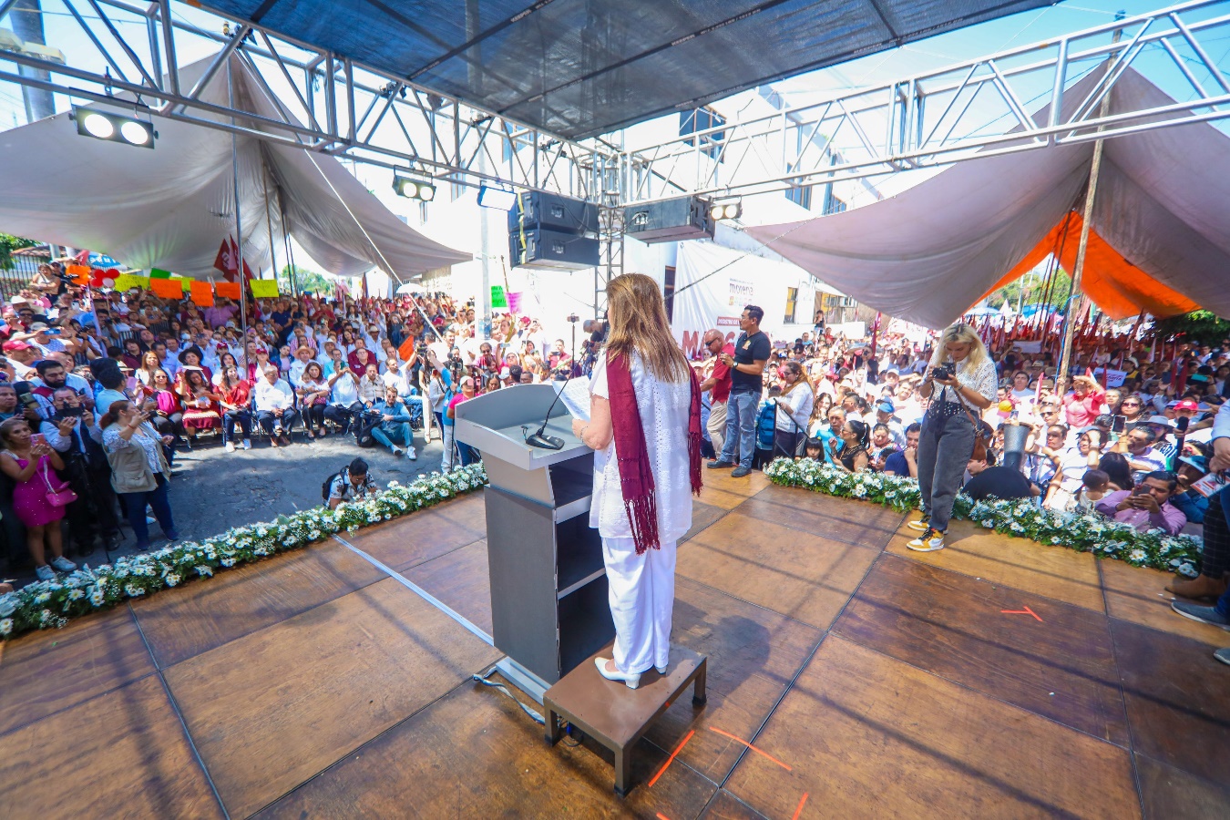 Una persona en una tienda Descripción generada automáticamente con confianza baja