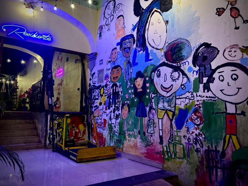 Imagen que contiene grafiti, pintado, cubierto, decorado Descripción generada automáticamente