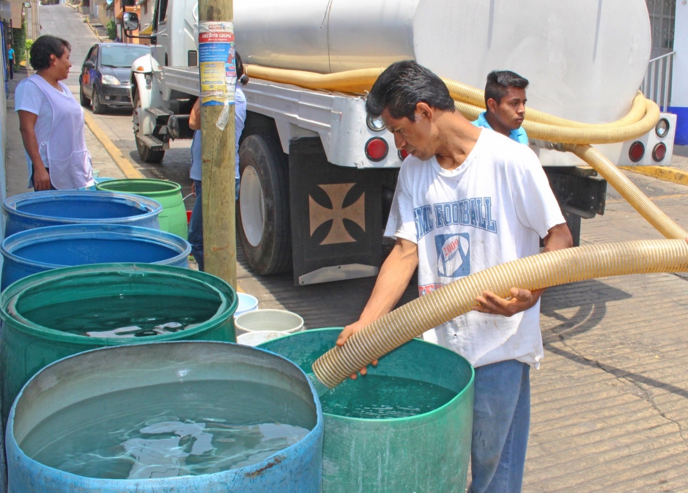 Imagen que contiene persona, hombre, tabla, parado Descripción generada automáticamente