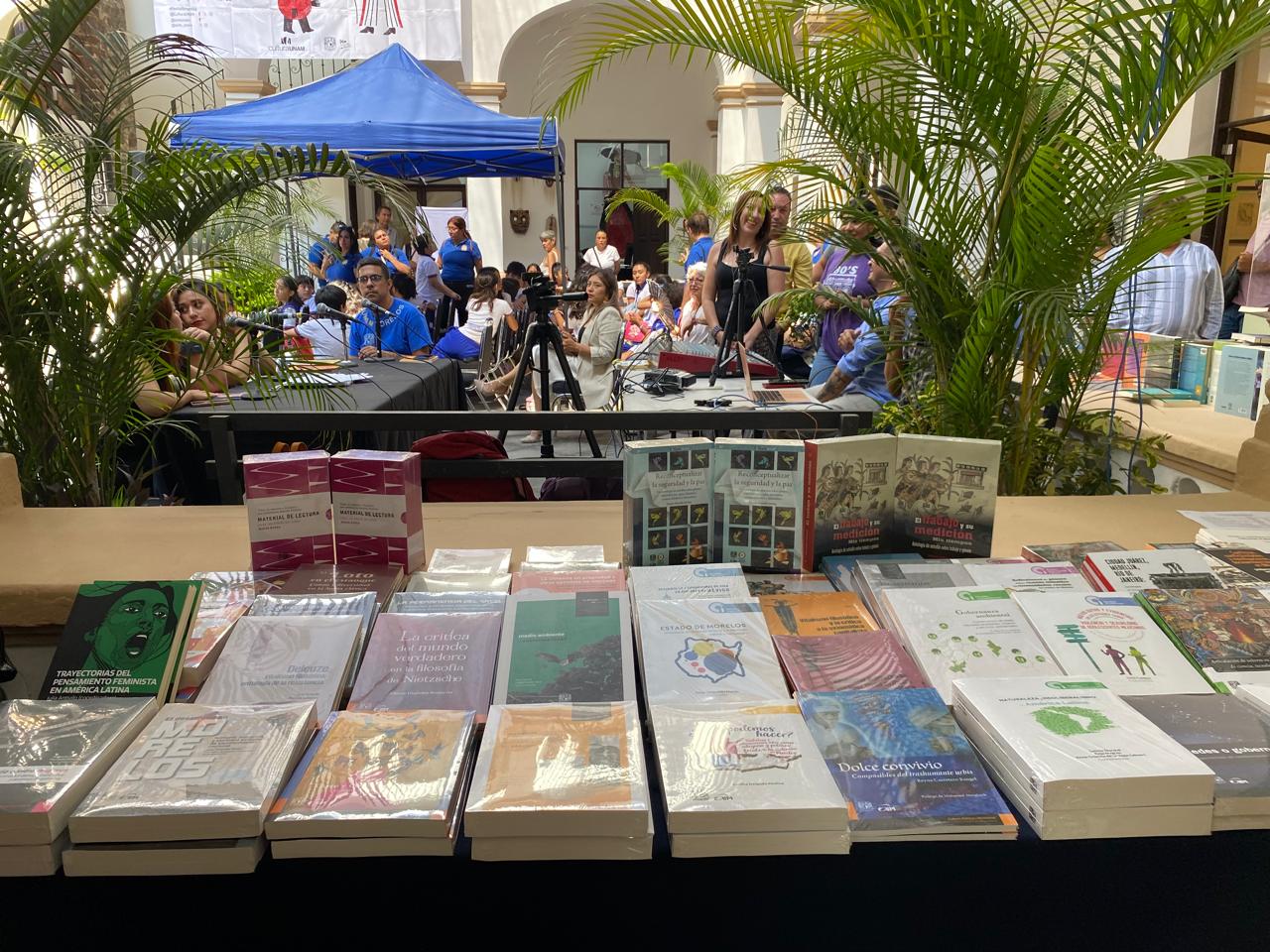 Personas alrededor de una mesa Descripción generada automáticamente con confianza media