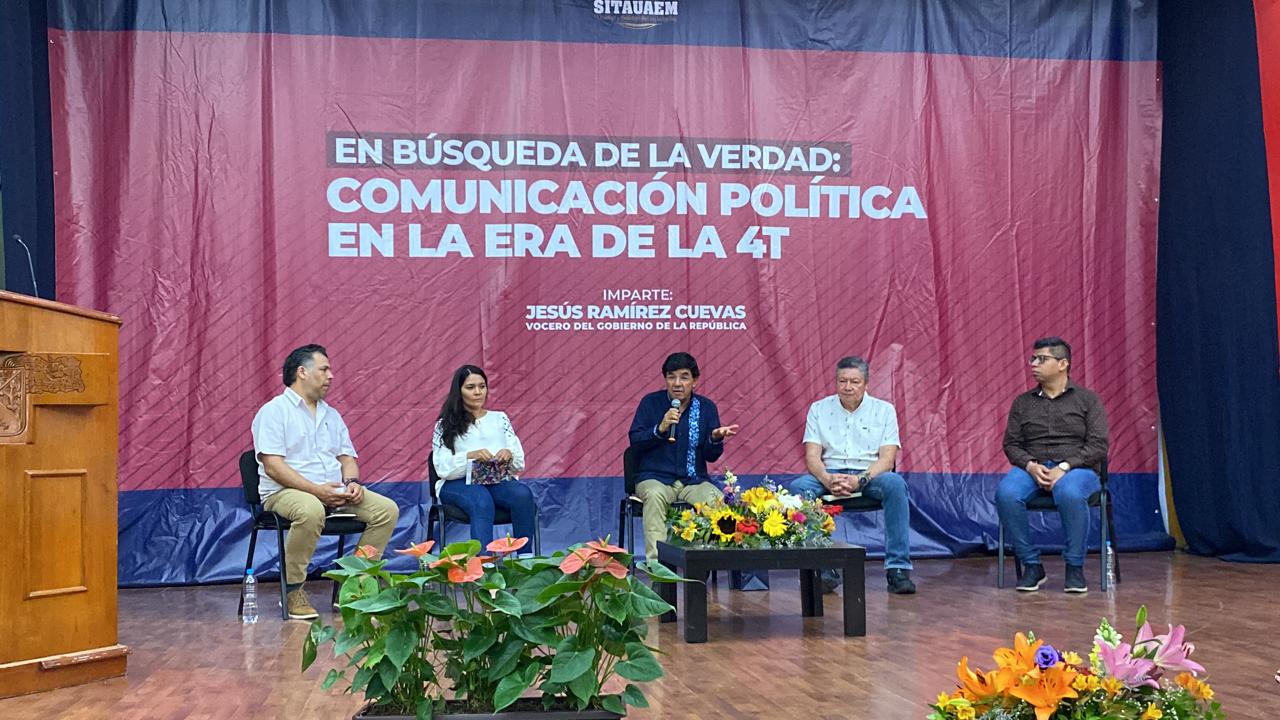 Un grupo de personas alrededor de una carpa de colores Descripción generada automáticamente con confianza baja