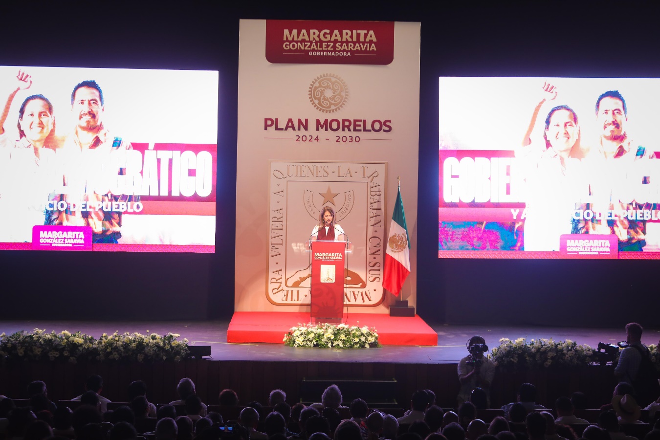 Pantalla de televisión encendida con la imagen de un video juego Descripción generada automáticamente con confianza media