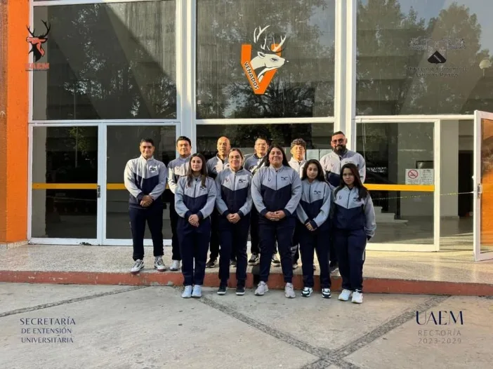 Un grupo de personas de pie en la calle Descripción generada automáticamente con confianza media