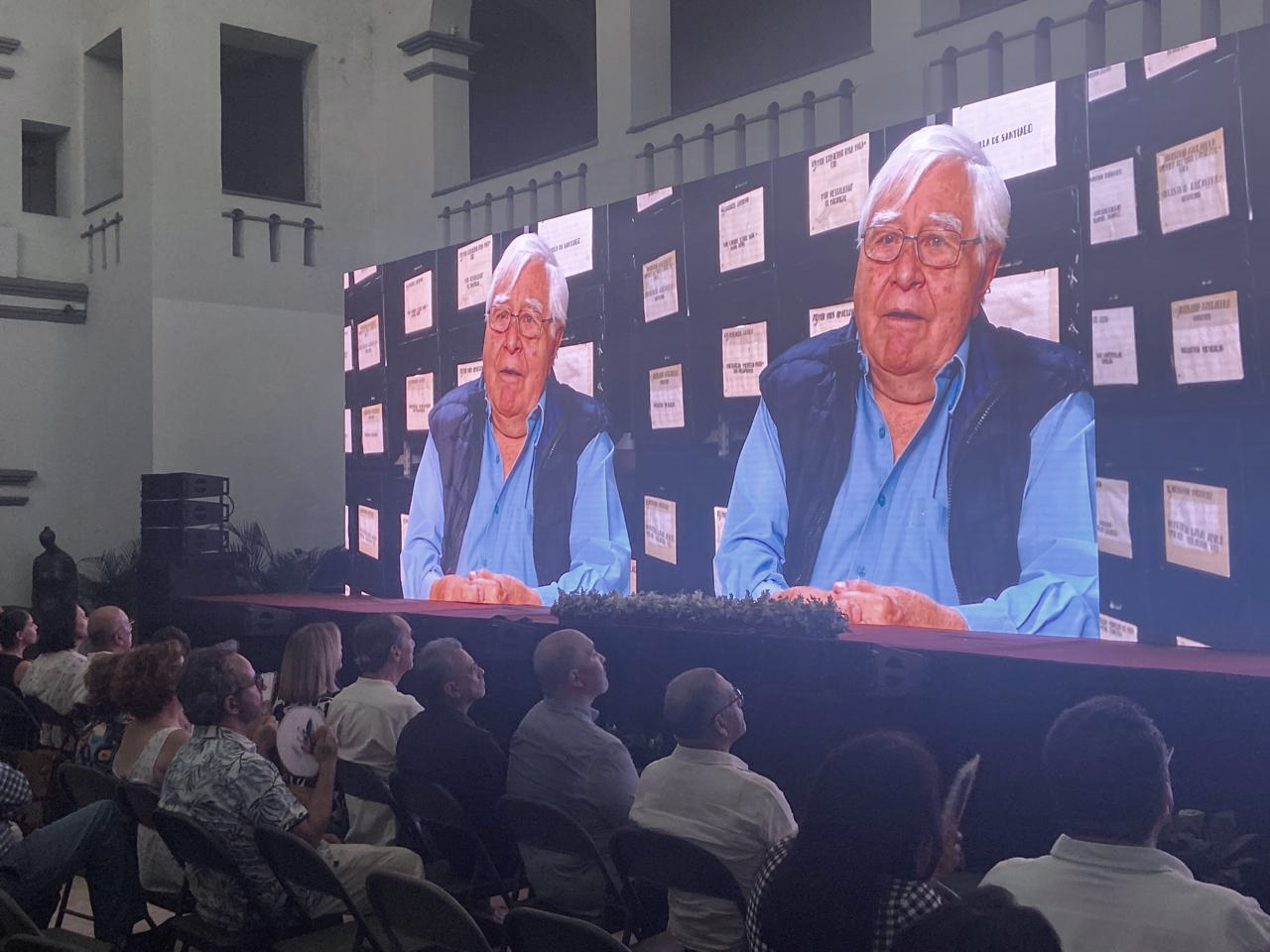 Un grupo de personas en frente de un local comercial Descripción generada automáticamente con confianza media