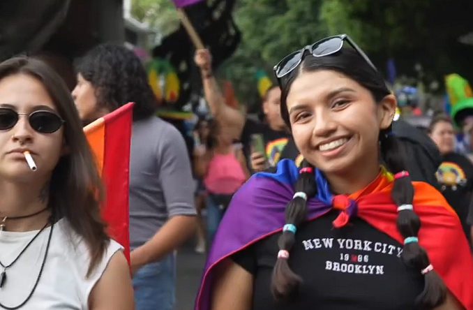 Un grupo de personas haciendo gestos con la cara de un niño Descripción generada automáticamente con confianza media