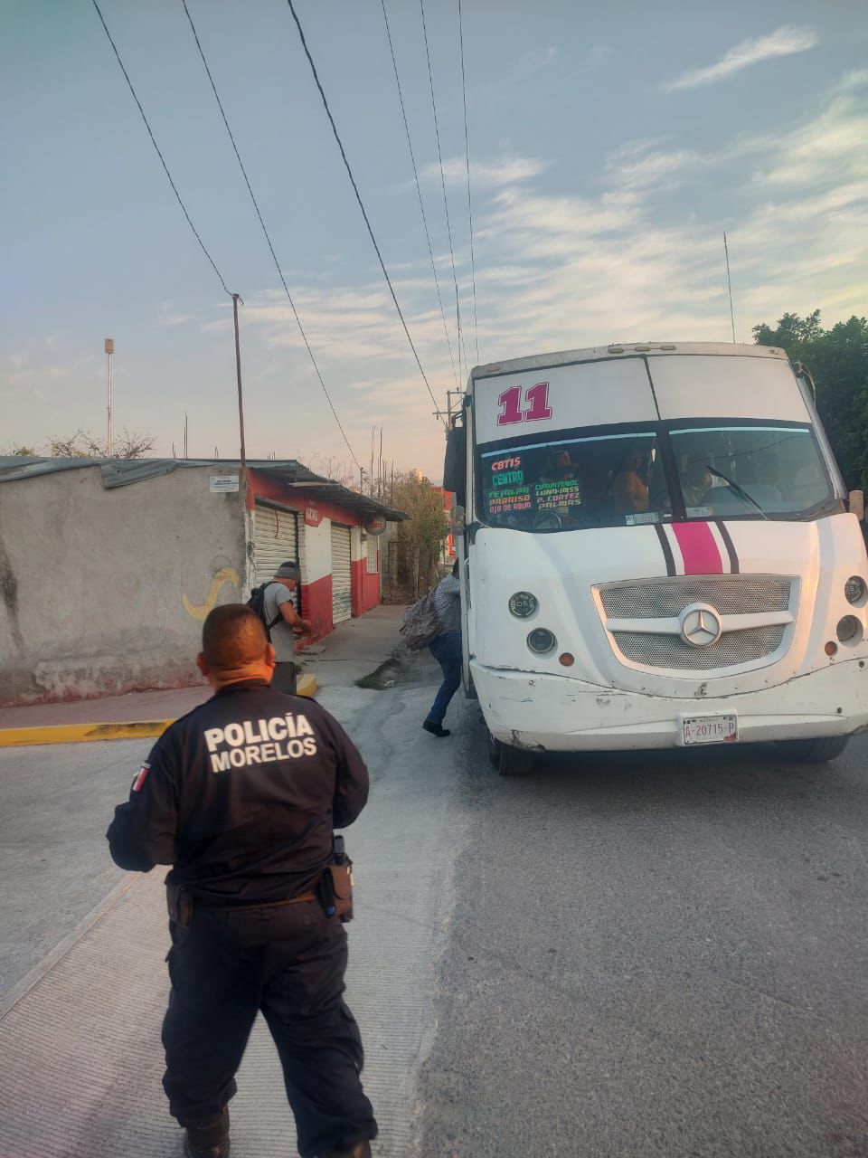 Un hombre y una camioneta Descripción generada automáticamente con confianza media