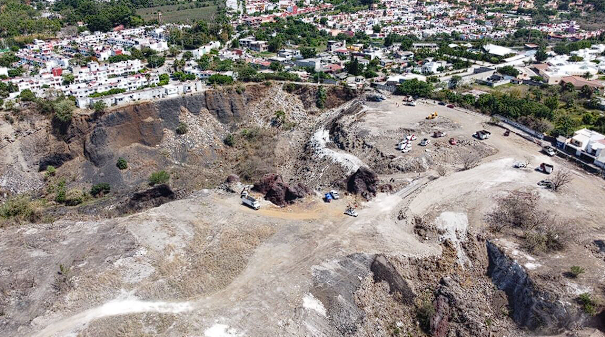 Una montaña de roca Descripción generada automáticamente con confianza media