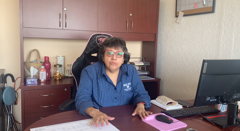 Una persona sentada en un escritorio Descripción generada automáticamente