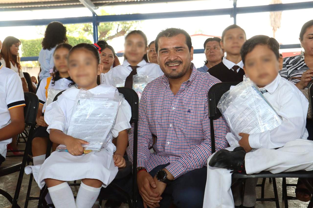 Grupo de personas sentadas sonriendo Descripción generada automáticamente