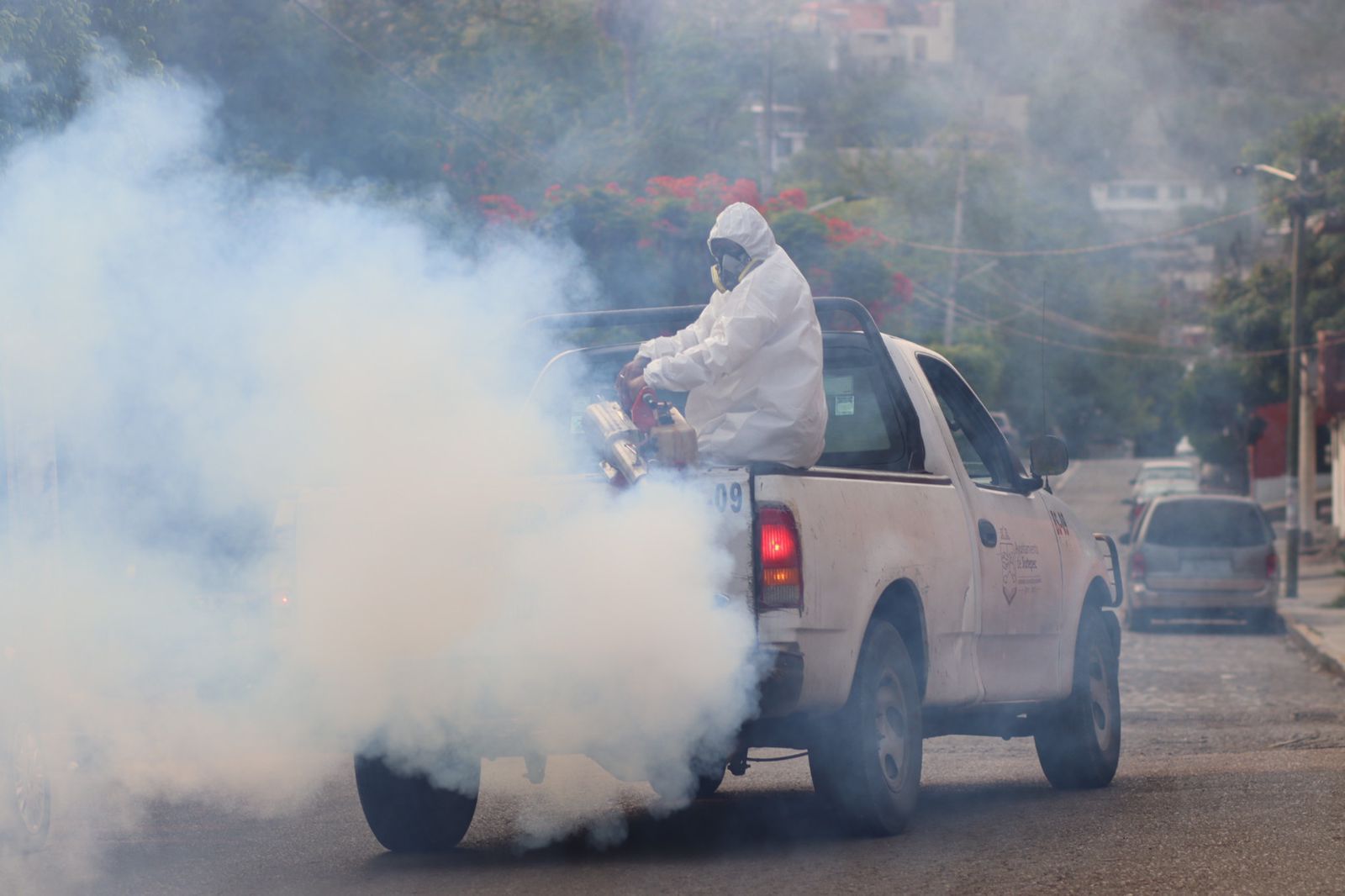 Humo saliendo de un tren Descripción generada automáticamente con confianza media
