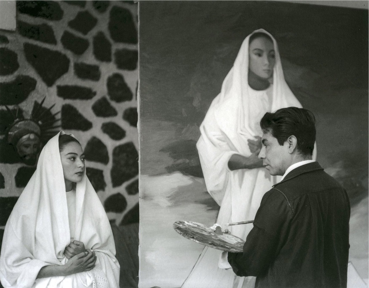 Imagen en blanco y negro de una persona con la mano Descripción generada automáticamente con confianza baja