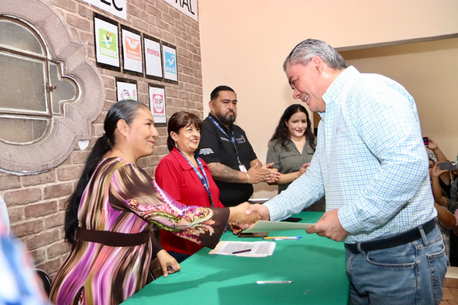 Personas sentadas en una mesa Descripción generada automáticamente con confianza media