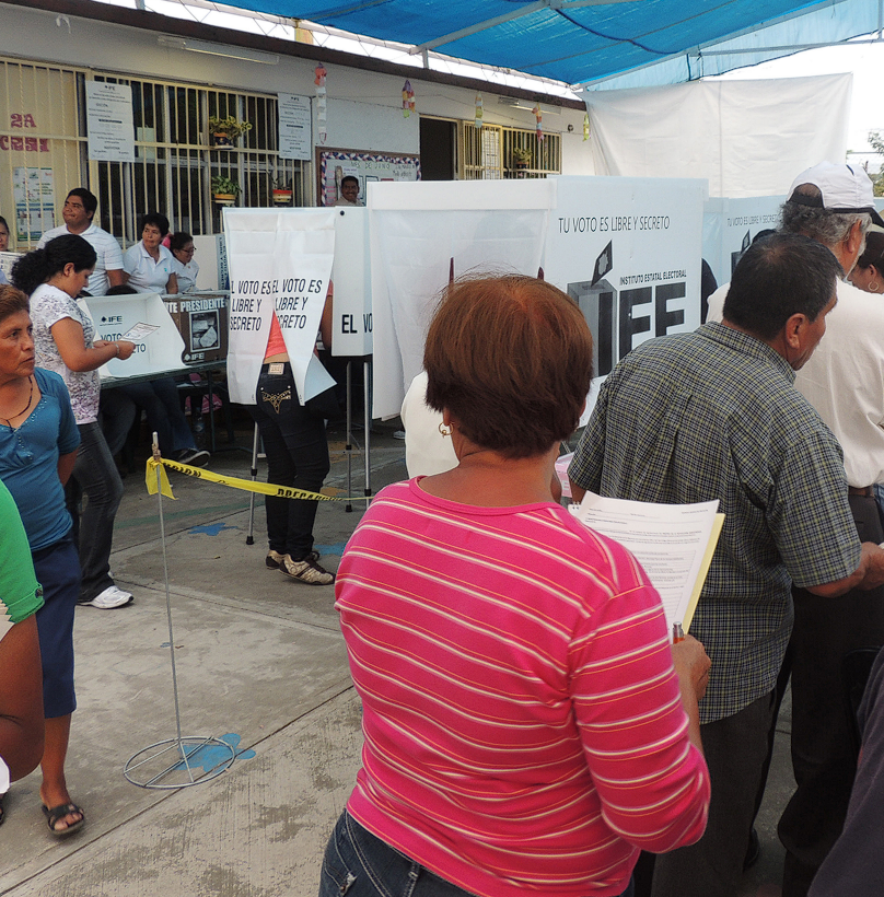 Un grupo de personas de pie en la calle Descripción generada automáticamente