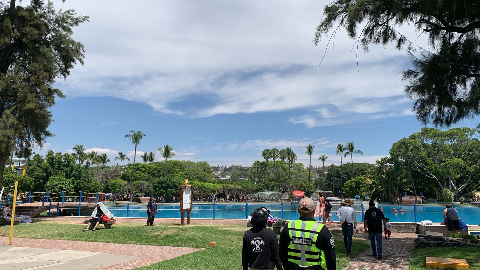 Un grupo de personas en un parque Descripción generada automáticamente