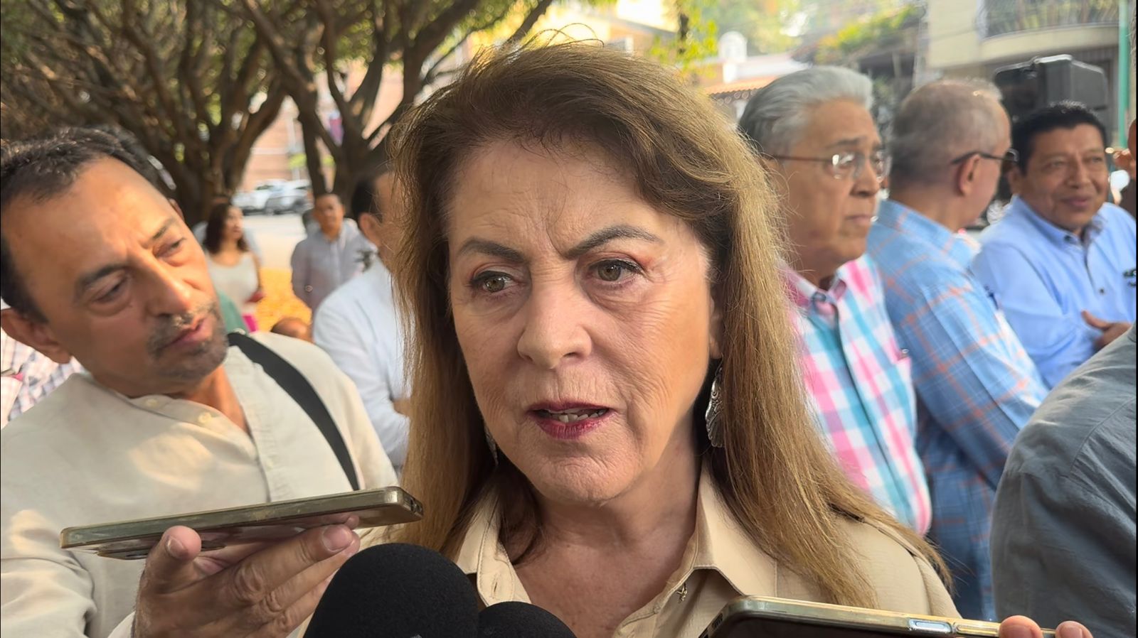 Un grupo de personas haciendo gestos con la cara de una persona Descripción generada automáticamente con confianza media