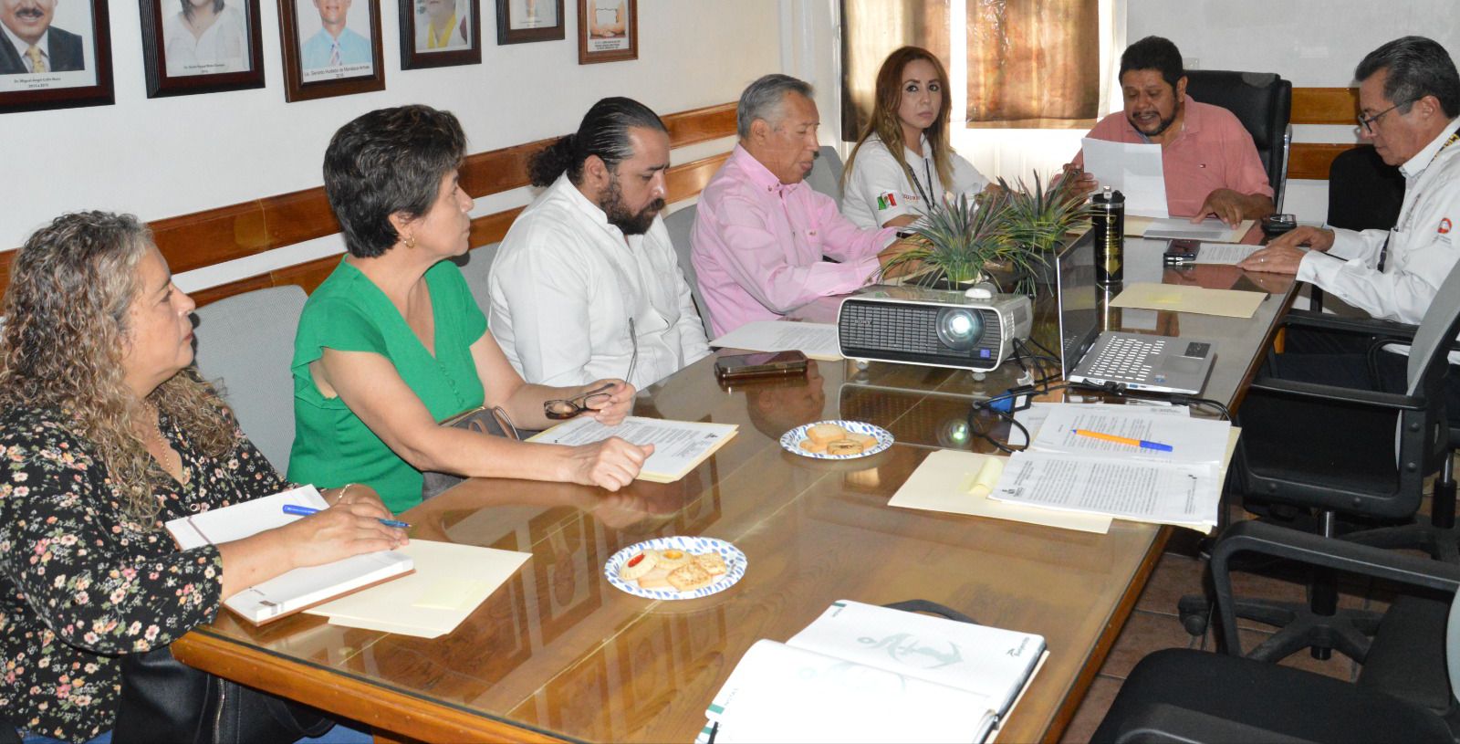 Un grupo de personas sentadas alrededor de una mesa Descripción generada automáticamente