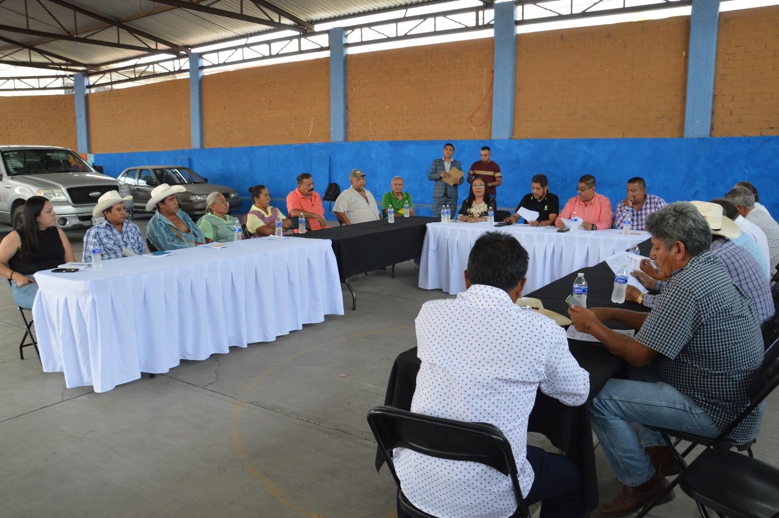 Un grupo de personas sentadas en sillas Descripción generada automáticamente con confianza media