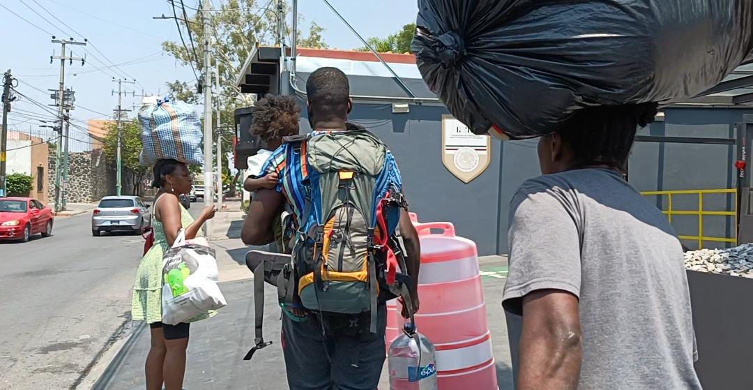 Un par de personas en la calle Descripción generada automáticamente con confianza media