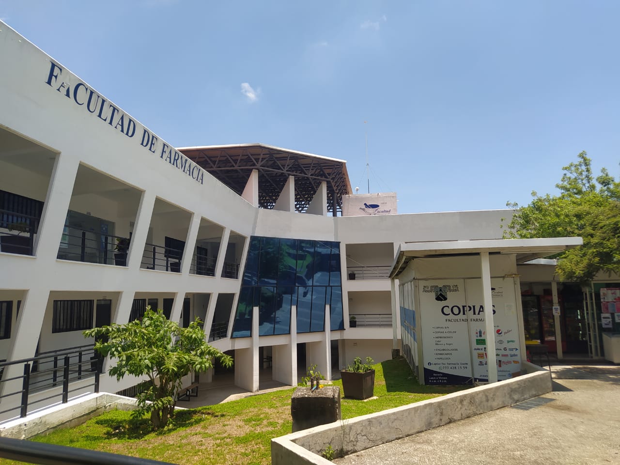 Edificio en frente de una casa Descripción generada automáticamente con confianza media