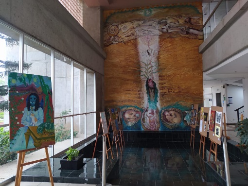 Exposición "Raíces y Huellas", curaduría del Colectivo RE, en laGalería de la Torre de Rectoría.