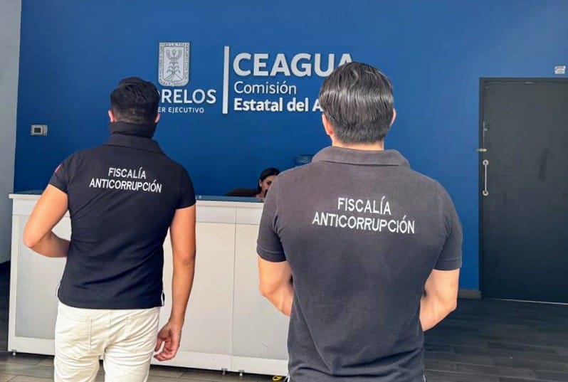 Puede ser una imagen de 3 personas y texto