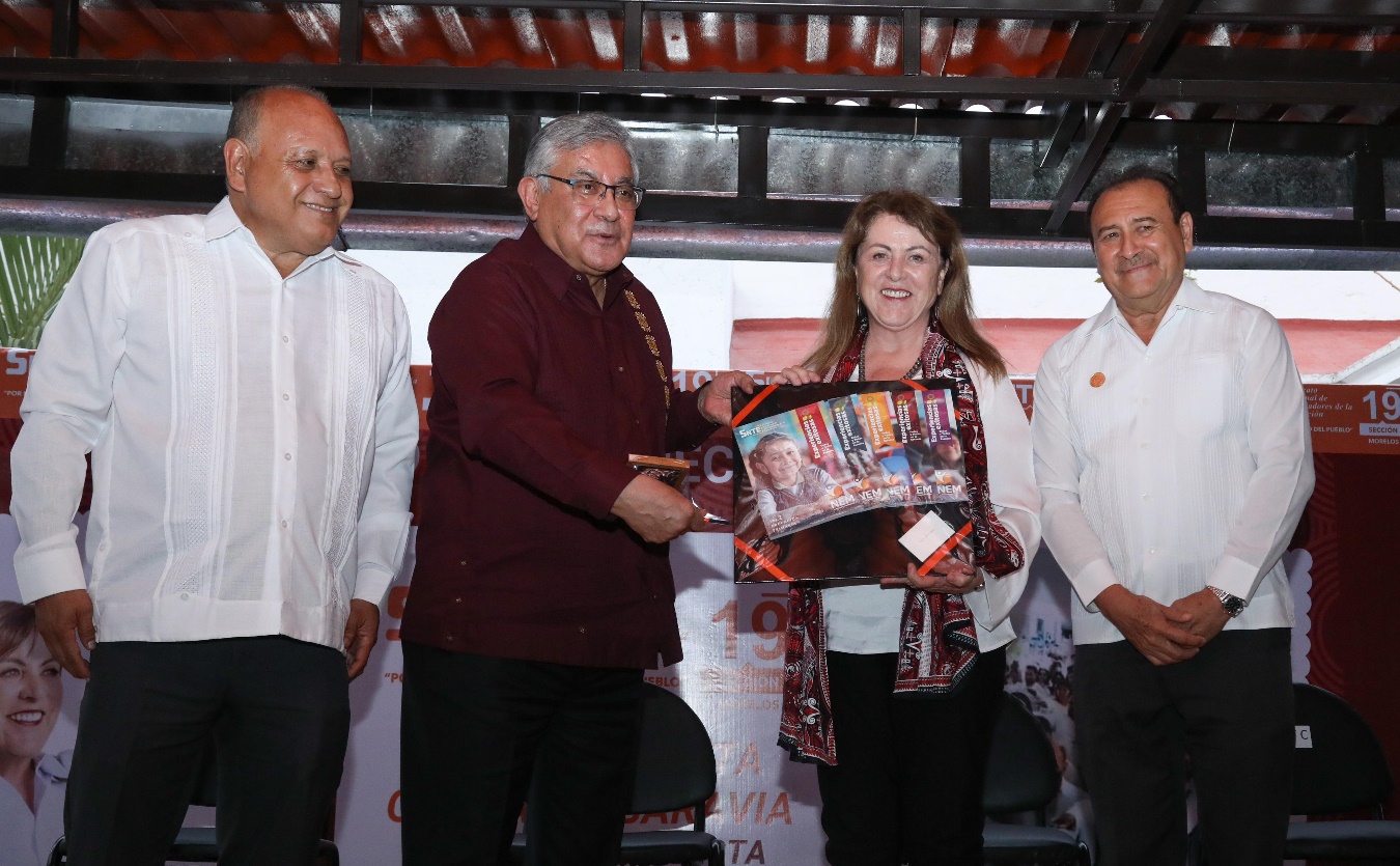 Un grupo de hombres posando para una foto Descripción generada automáticamente