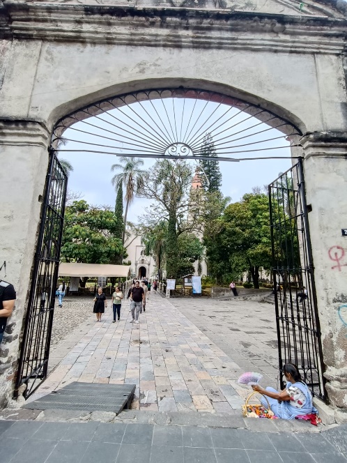 Un grupo de personas caminando por un puente Descripción generada automáticamente con confianza media