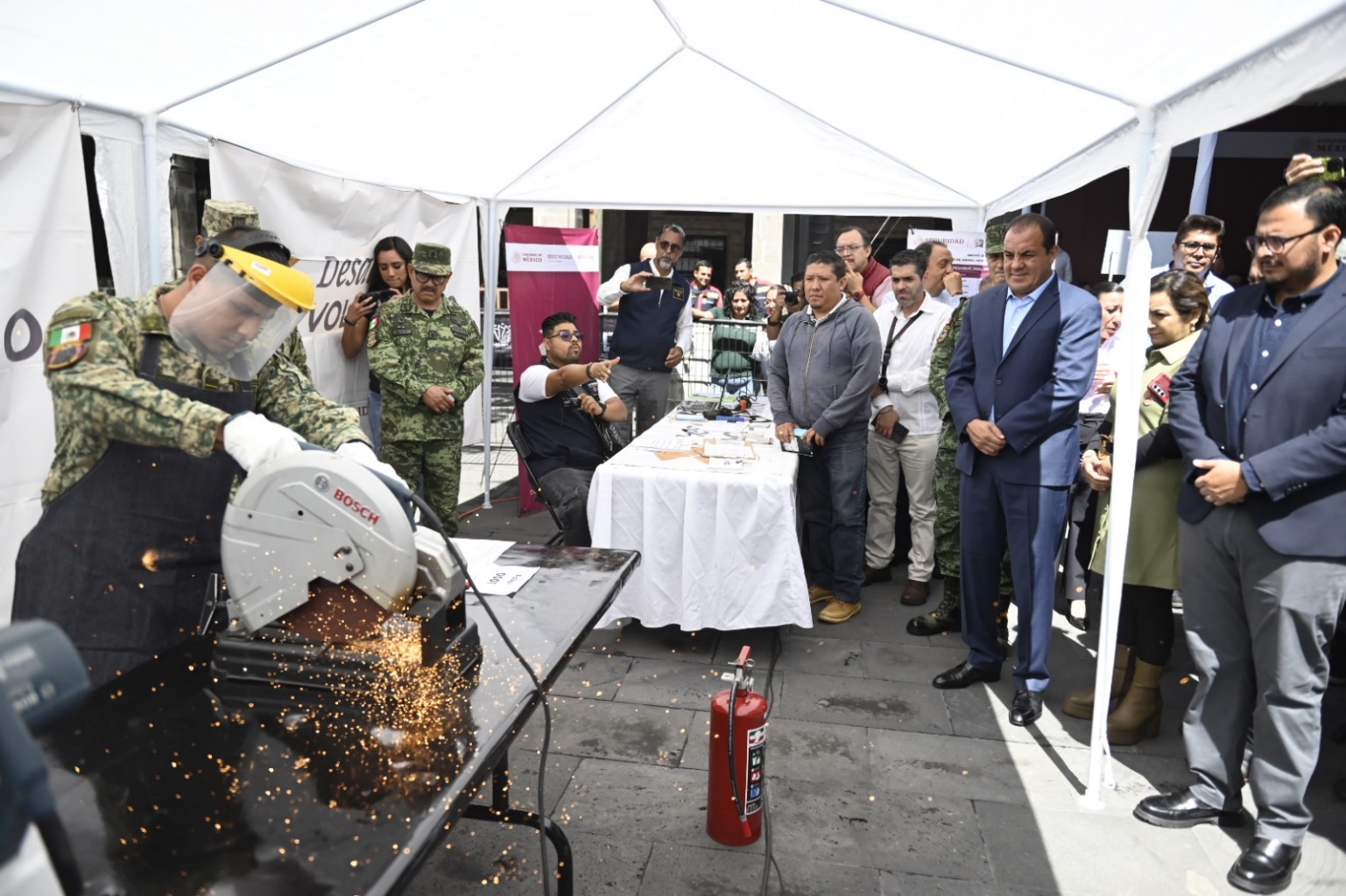 Un grupo de personas con equipaje Descripción generada automáticamente con confianza media