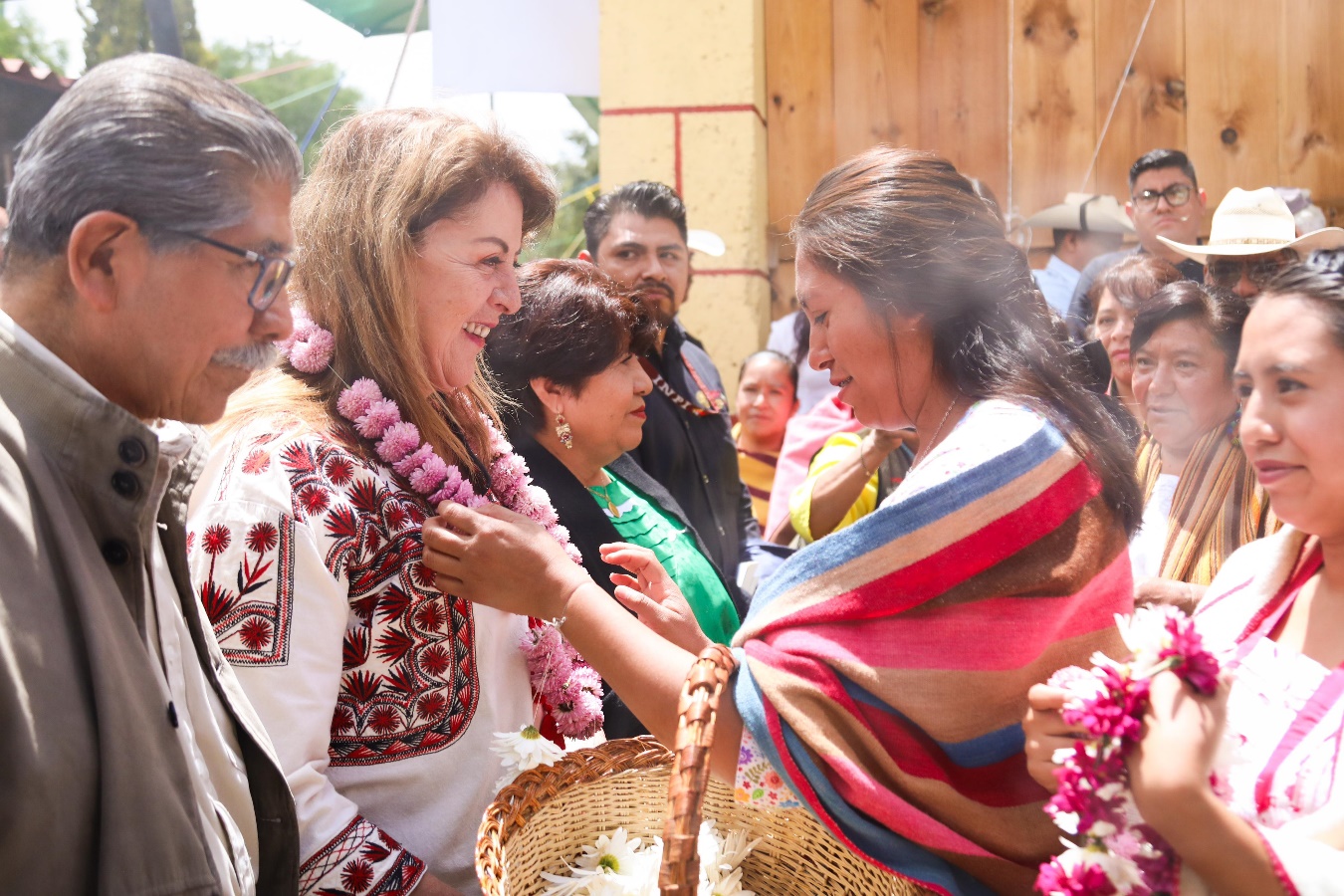 Un grupo de personas haciendo gestos con la cara de una persona Descripción generada automáticamente con confianza media