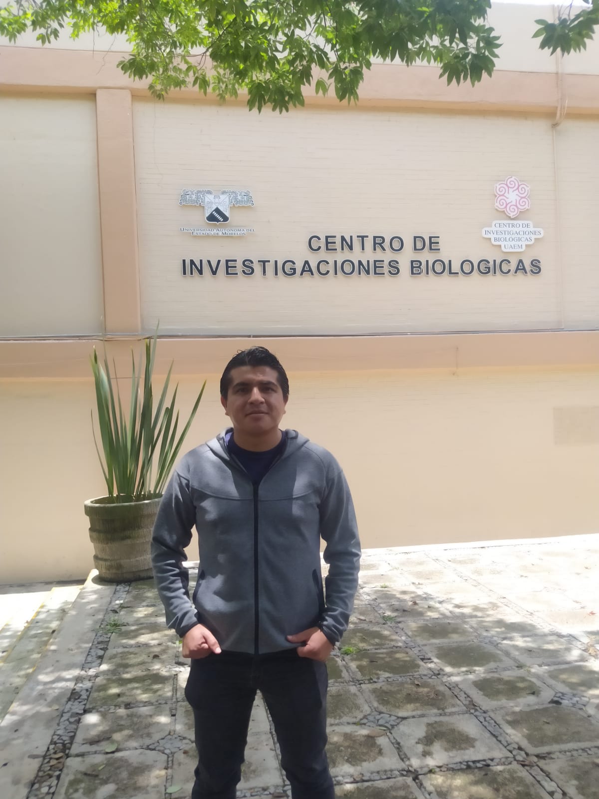 Un hombre parado de frente en un área abierta Descripción generada automáticamente con confianza media