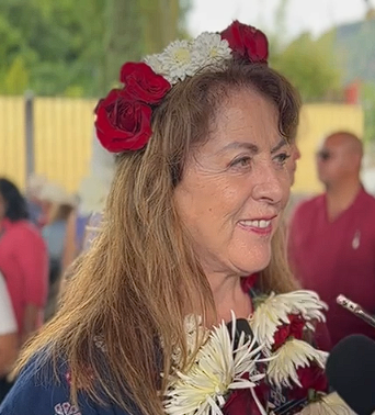 Una mujer con una corona de flores Descripción generada automáticamente