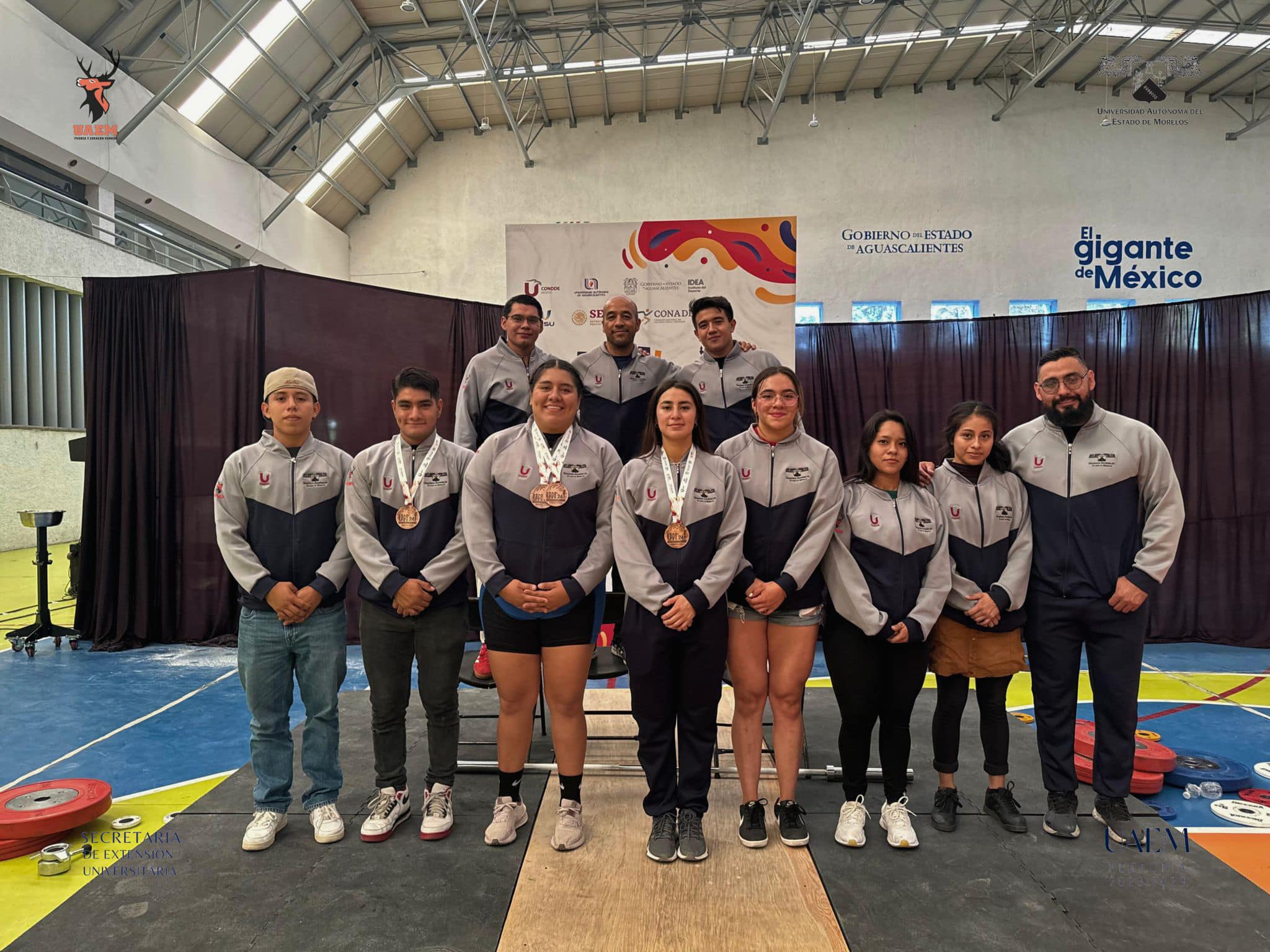 Grupo de personas de pie Descripción generada automáticamente