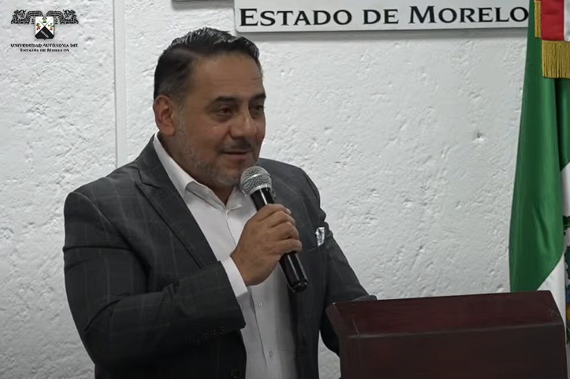 Hombre con traje y corbata Descripción generada automáticamente