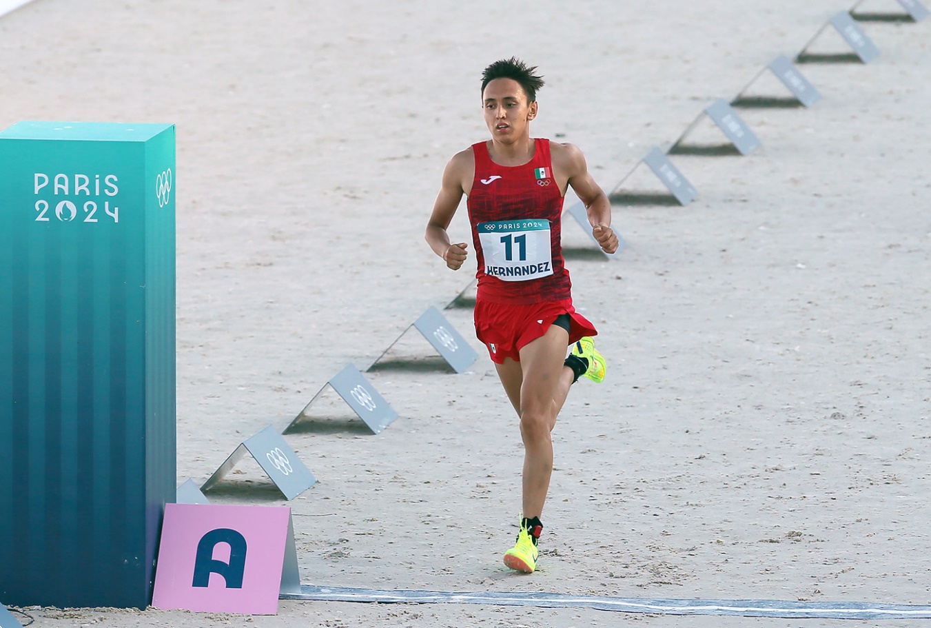 Imagen que contiene exterior, agua, playa, parado Descripción generada automáticamente