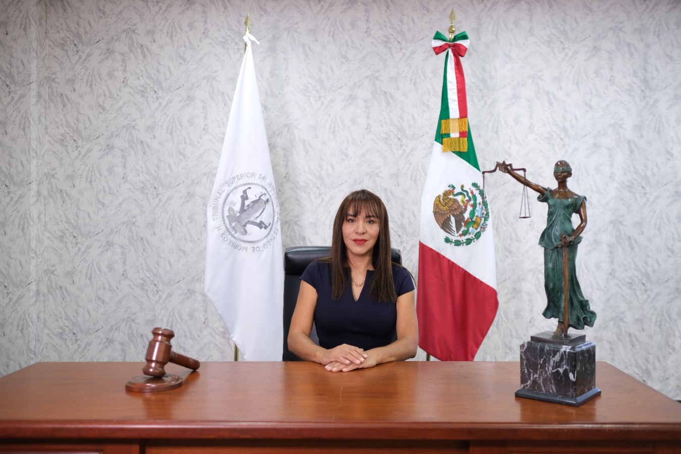 Imagen que contiene tabla, interior, parado, sostener Descripción generada automáticamente