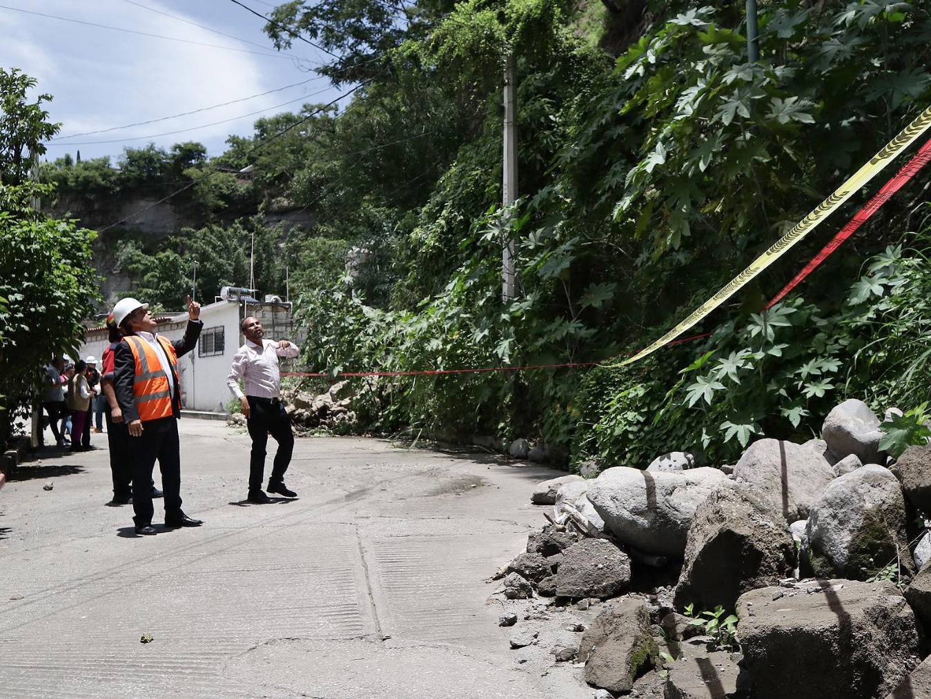 Un grupo de personas caminando en la tierra Descripción generada automáticamente con confianza media