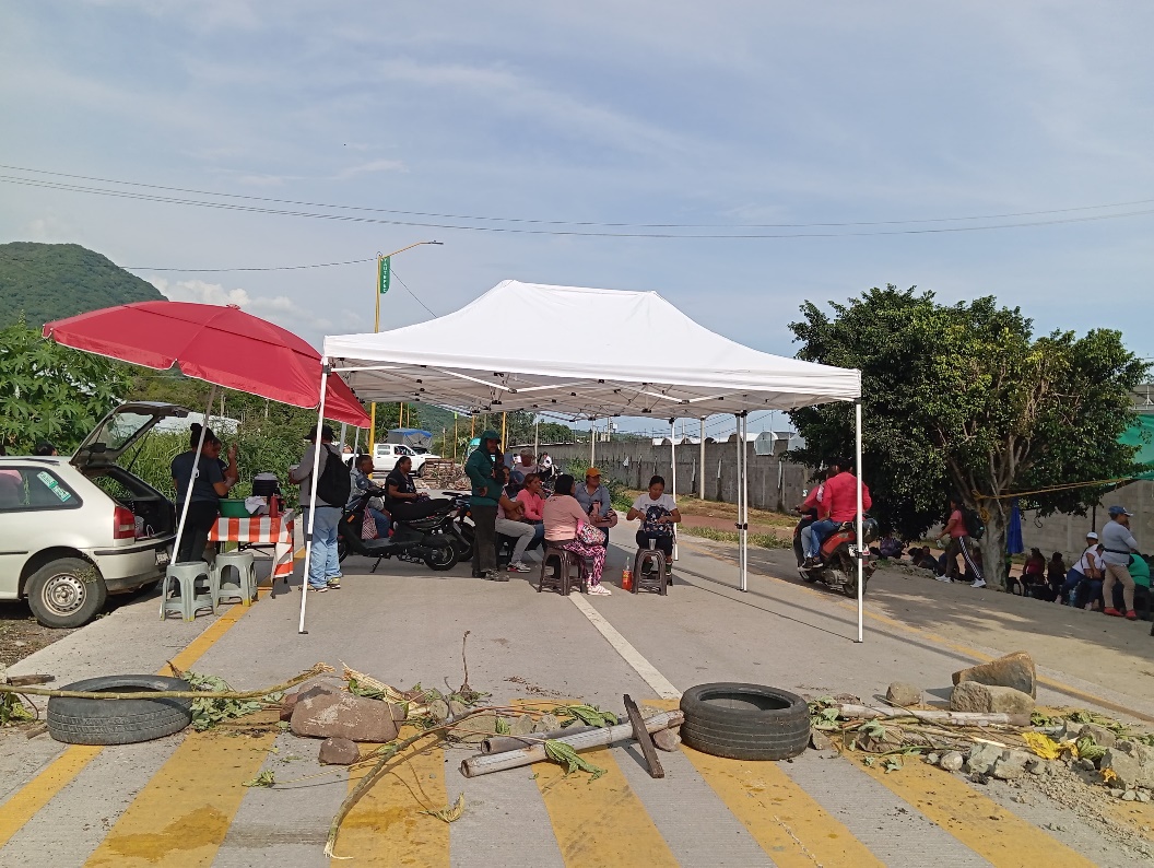 Un grupo de personas con paraguas en la calle Descripción generada automáticamente