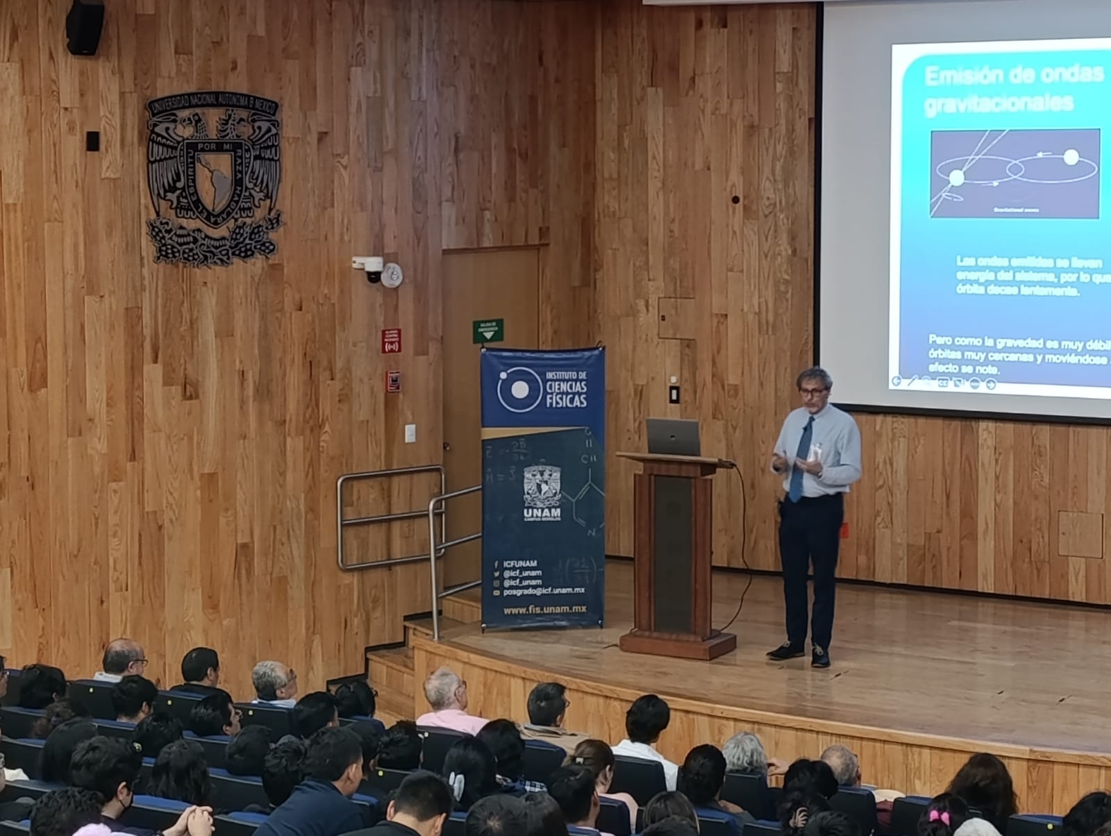 Un grupo de personas en un salón de clases Descripción generada automáticamente con confianza baja