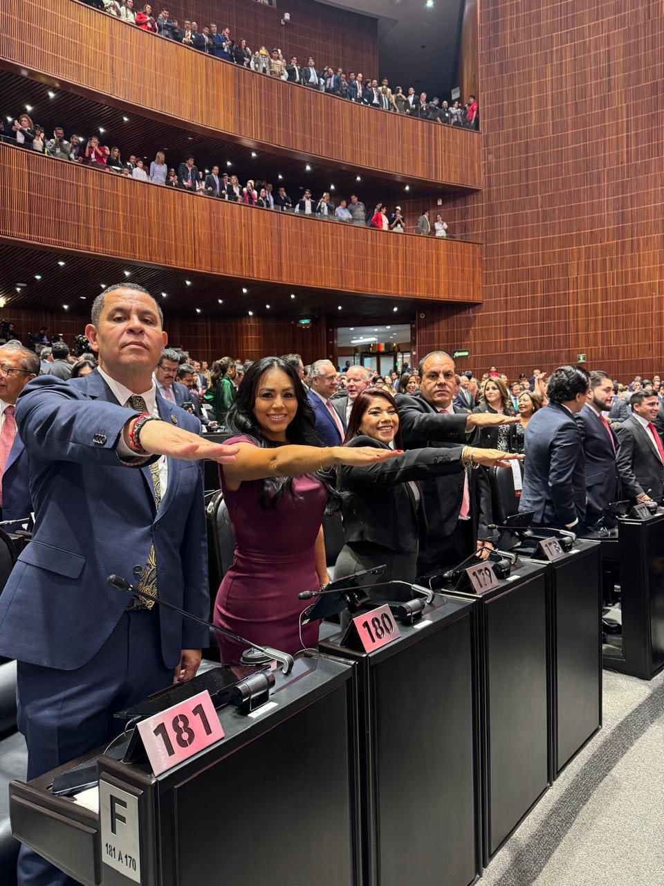 Un grupo de personas en una cocina Descripción generada automáticamente con confianza media