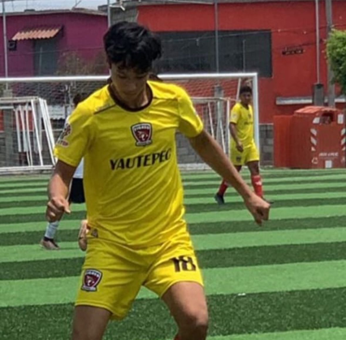 Un jugador de fútbol Descripción generada automáticamente