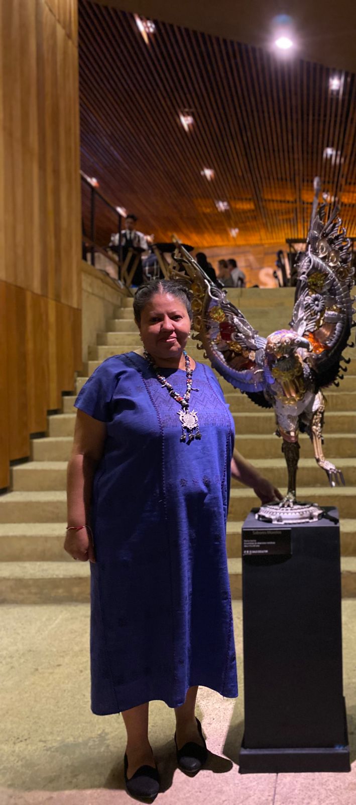 Un par de personas de pie Descripción generada automáticamente con confianza baja