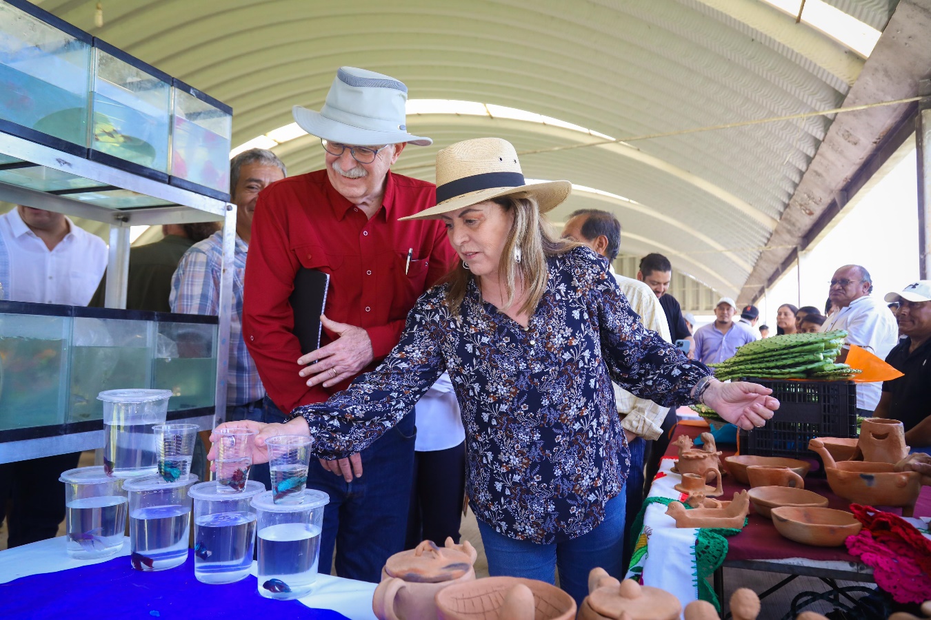 Un par de personas preparando comida en una mesa Descripción generada automáticamente con confianza media