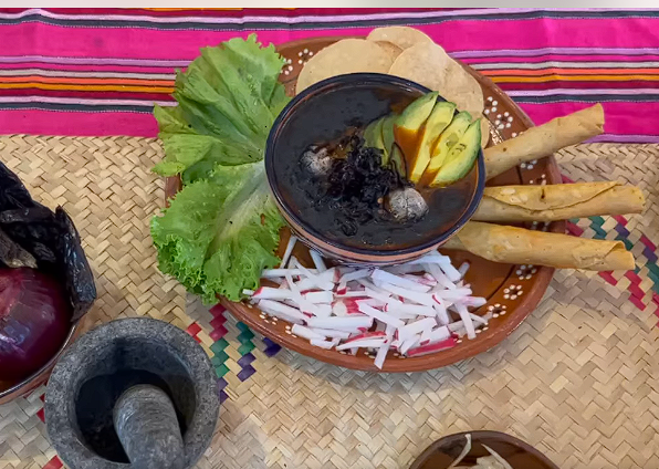 Comida de colores encima de mesa Descripción generada automáticamente