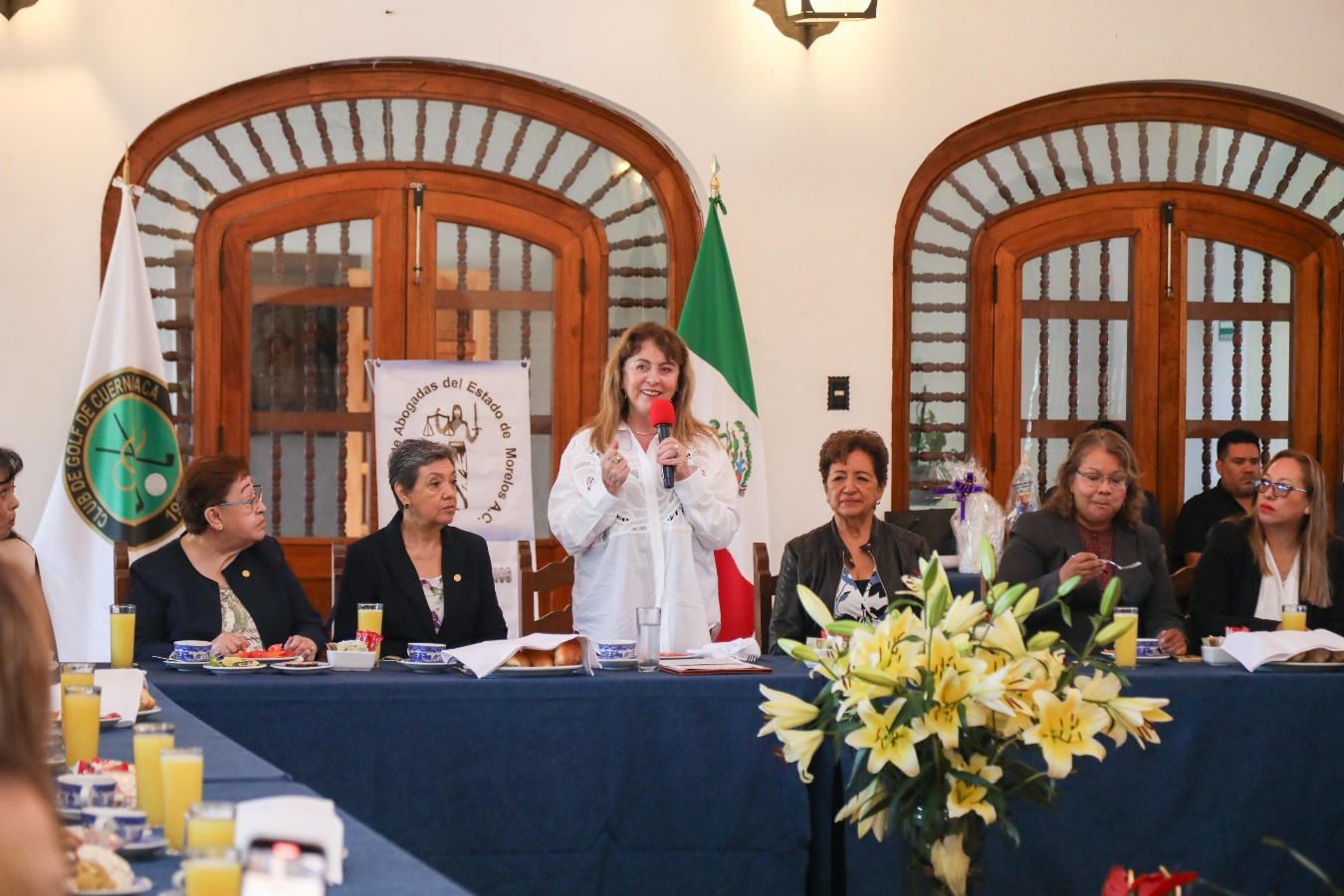 Personas sentadas en una mesa Descripción generada automáticamente con confianza media