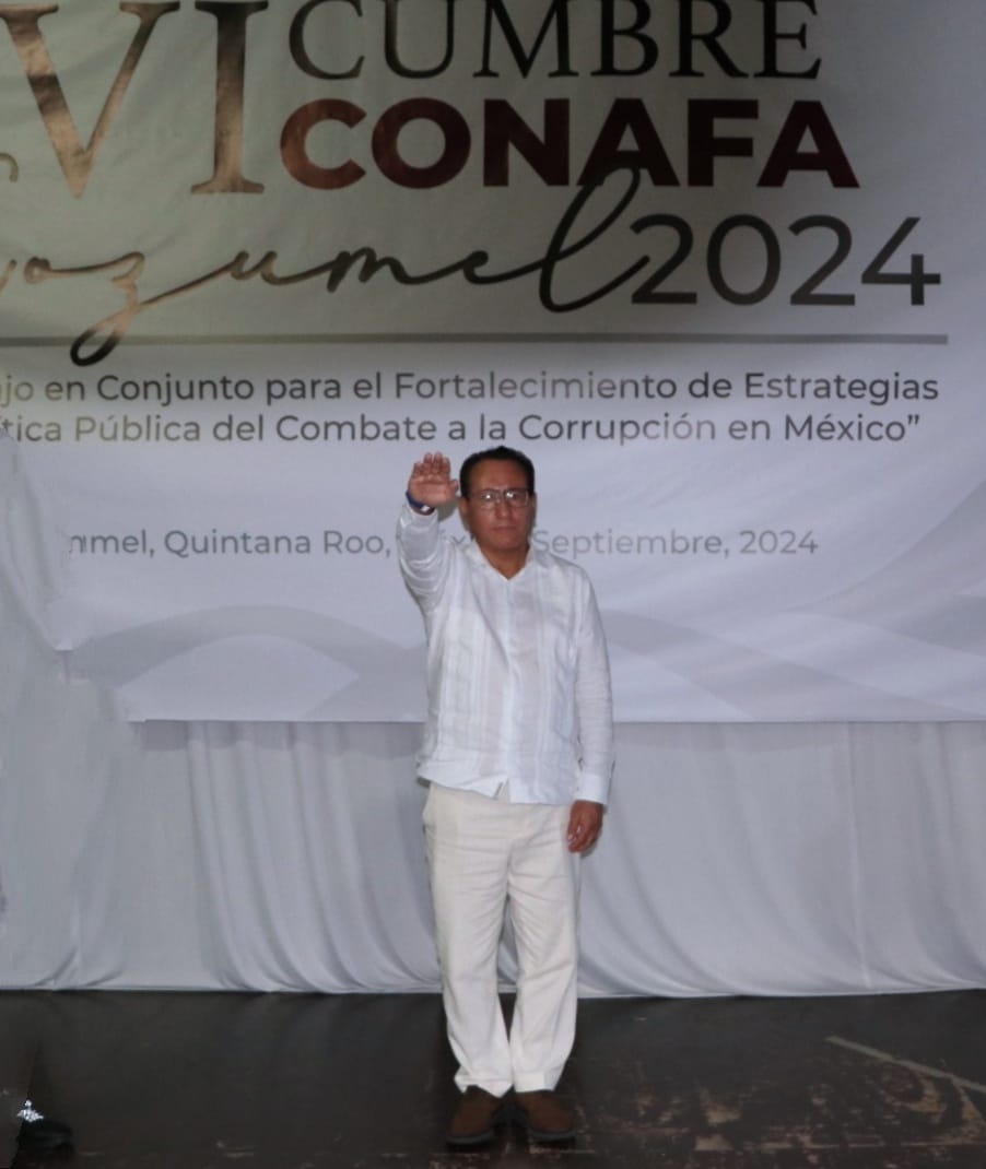 Puede ser una imagen de una persona y texto